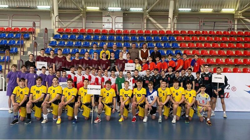 В Сургуте стартовали игры первенства Югры по волейболу