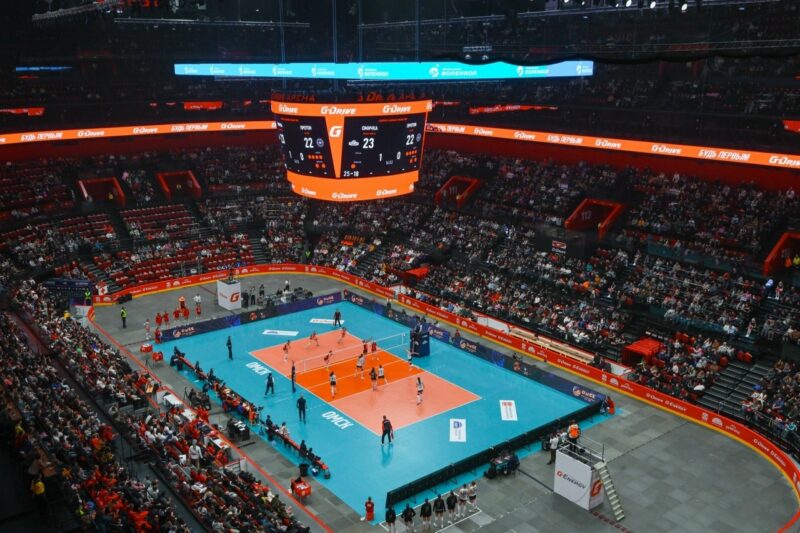Рекорд посещаемости в российском волейболе: «Омичка» собрала 8045 зрителей на хоккейной арене «Авангарда»